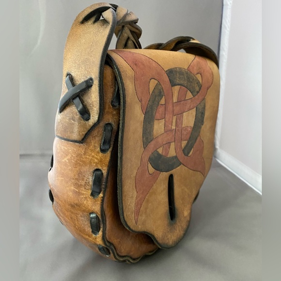 Vintage Handmade 1970’s leather crossbody bag braided strap tooled Celtic knot - Picture 10 of 16